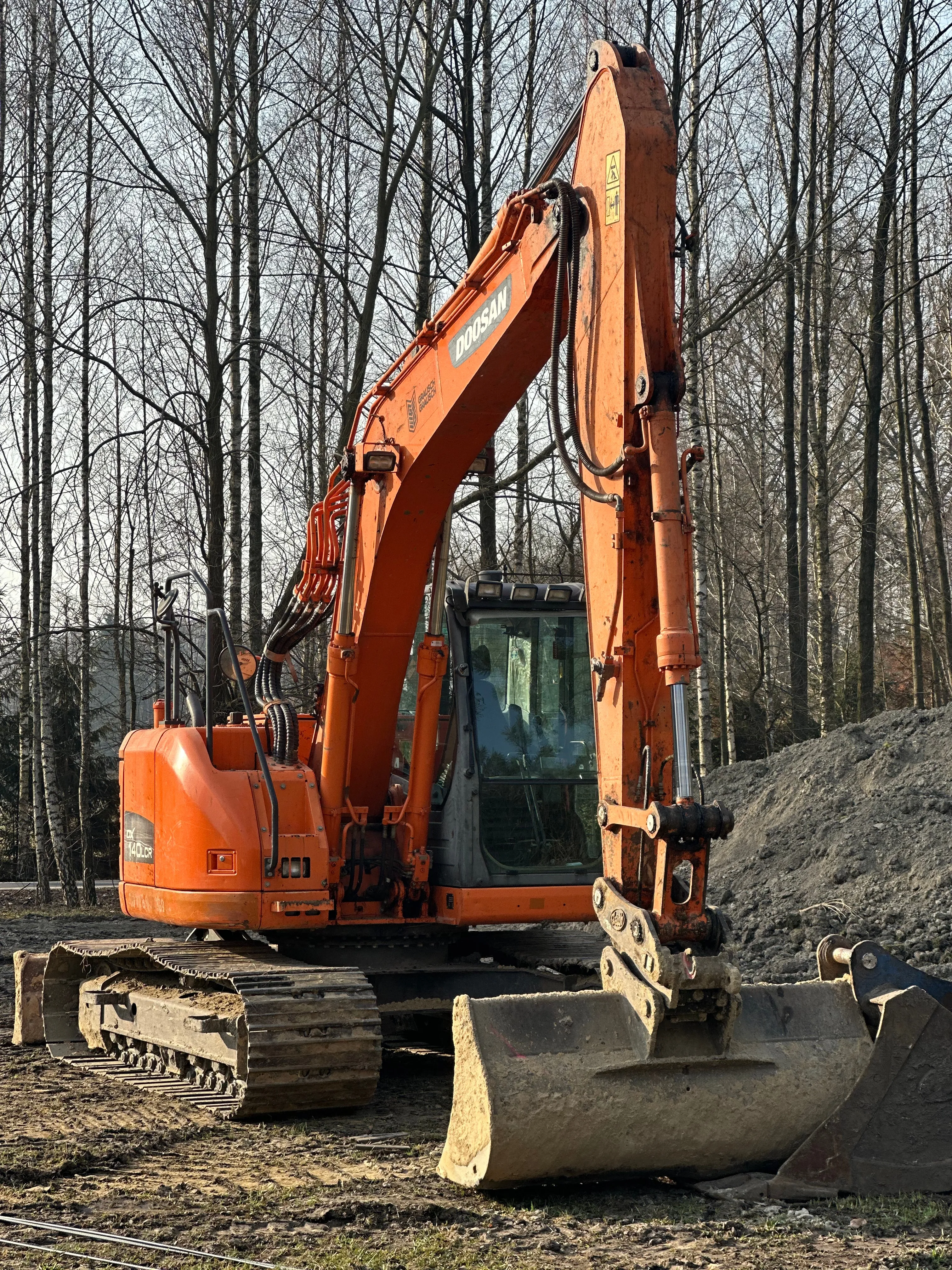 Koparka gąsienicowa Doosan w terenie